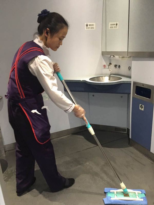 艾麥-廁所作業(yè)（使用廁所地拖在廁所拖地）